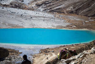 蓝湖旁的徒步旅人