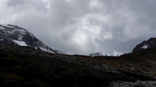 云雾缭绕的山间景色