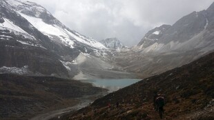 雪山下徒步的旅行者