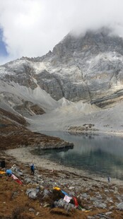 高山湖畔的露营场景