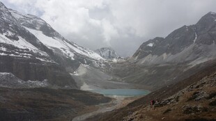 雪山下的静谧湖泊