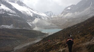 徒步者置身雪山湖泊美景中