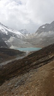 山间蓝湖与远处雪山美景