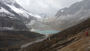 雪山环绕的静谧蓝色湖泊