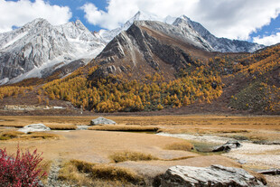 秋日壮丽雪山风景