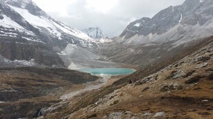 雪山下的幽蓝湖泊