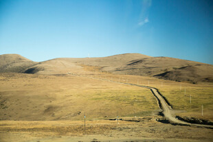 旷野中的蜿蜒小路