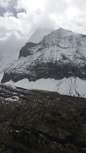 雪山下的静谧湖泊