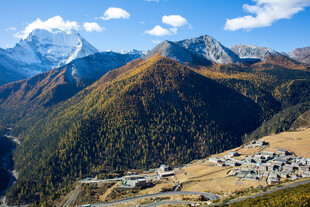 山间村落与壮丽雪山景观