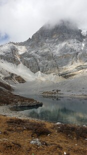 雪山下的静谧湖泊