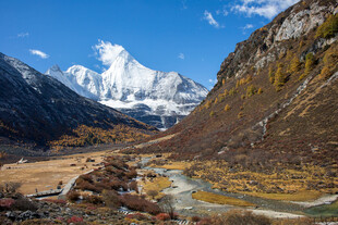 雪山下的山谷美景