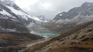 雪山下的幽蓝湖泊