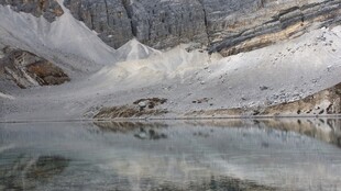 雪山下的静谧湖水