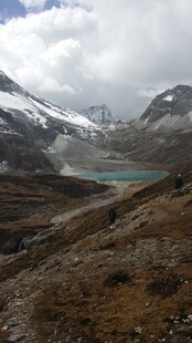 雪山下的静谧湖泊风光