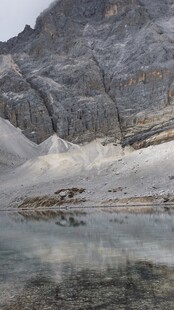 山间静湖 映出壮丽山景