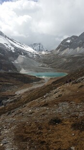 雪山下的静谧湖泊