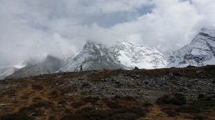 雪山云雾间的壮丽景致