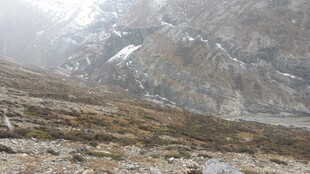 雪山下的荒凉山地景观