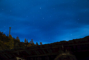 夜空下的山林景观