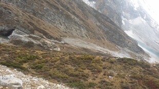 山间云雾缭绕的壮丽景致