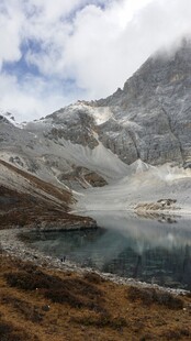 雪山下的静谧湖泊