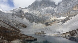 雪山下的静谧湖泊