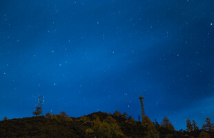 夜空下的山林与闪烁繁星