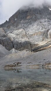 高山湖泊壮丽自然景观
