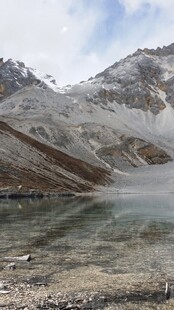 雪山下的静谧湖泊