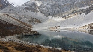 雪山下的静谧湖泊