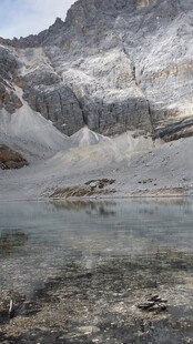 雪山下的静谧湖泊
