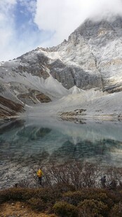 雪山下的静谧湖泊