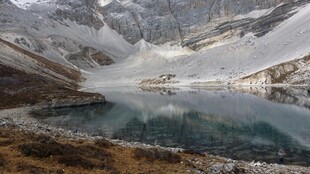 雪山下的静谧湖泊