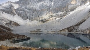雪山环绕的静谧湖泊
