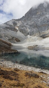 雪山下的静谧湖泊