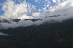 云雾缭绕的山峦美景