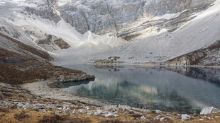 雪山下的静谧湖泊