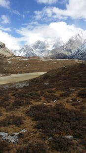 雪山下的旷野风光