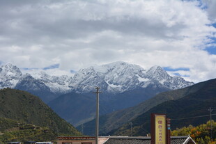 雪山下的小镇风光