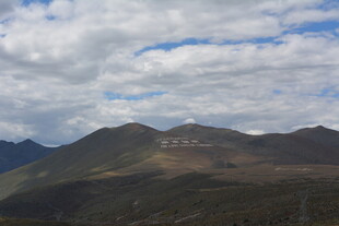 山峦云海间的壮美风光
