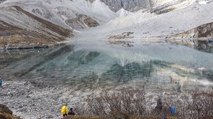 雪山下的静谧湖泊