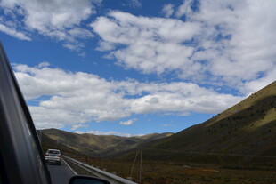 车窗外的山川蓝天美景