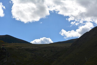 蓝天白云下的山峦景色