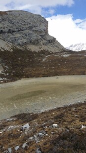高山下的静谧湖泊