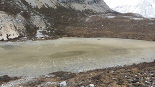 高山间的静谧湖泊