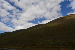 蓝天白云下的青山