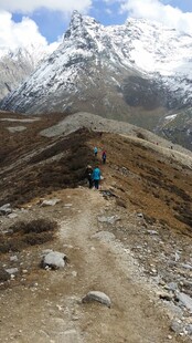 徒步者攀登雪山崎岖小径