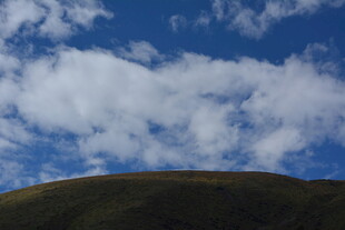 蓝天青山间的白云