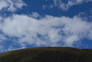 蓝天之下的山丘与白云