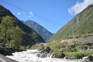 山间湍急溪流与葱郁山峦